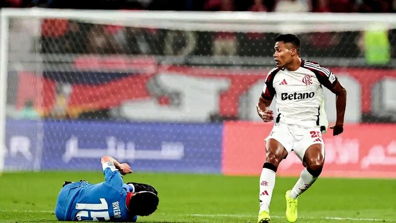 Alex Sandro em ação pelo Flamengo diante do Cruz Azul (Foto: Gilvan de Souza / Flamengo)