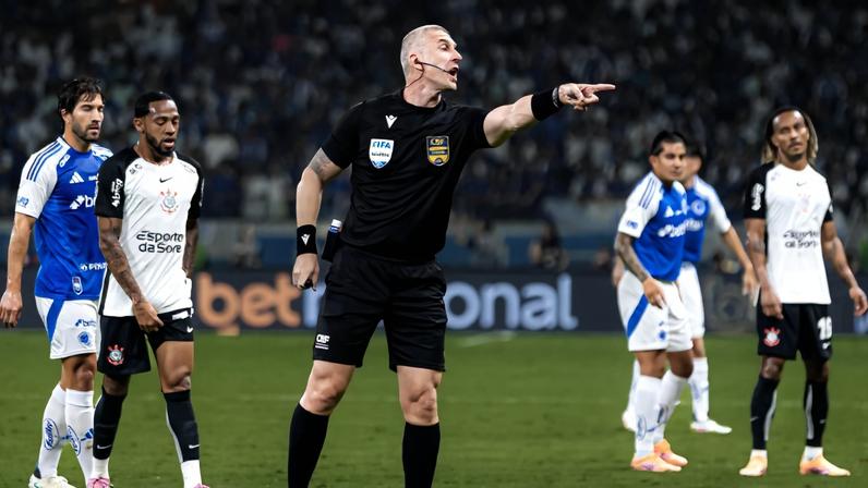 Anderson Daronco em Cruzeiro x Corinthians (Foto: Luan Martins/Photo Premium/Gazeta Press)