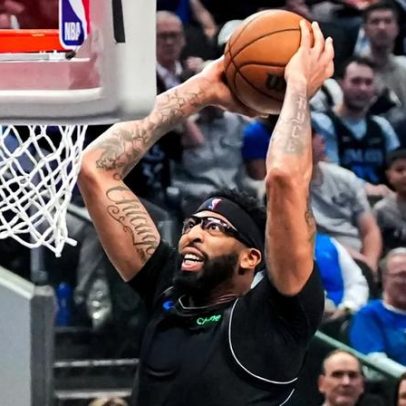 Anthony Davis volta a complicar frente ao Mavericks