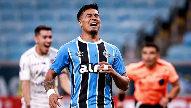 Arezo lamenta pênalti perdido em jogo do Grêmio (Foto: Maxi Franzoi/Agif/Gazeta Press)