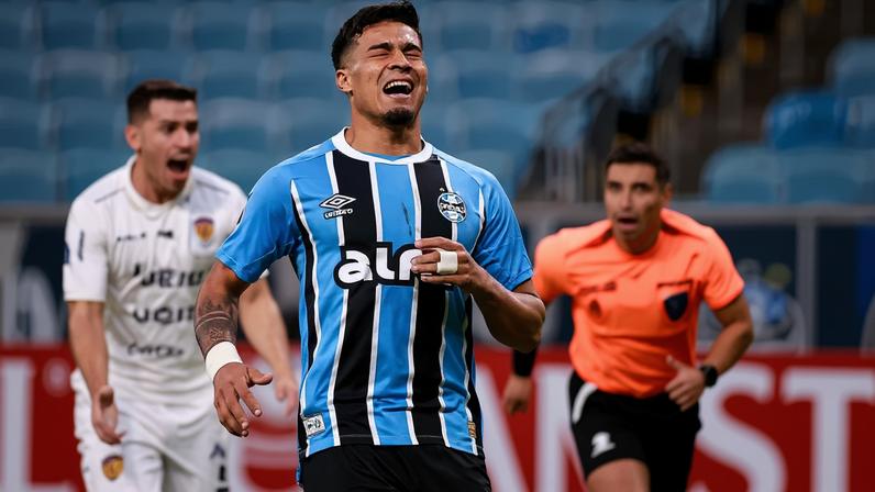 Arezo lamenta pênalti perdido em jogo do Grêmio. (Foto: Maxi Franzoi/AGIF)