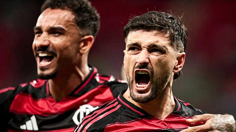 Arrascaeta e Danilo comemoram gol do Flamengo contra o Pyramids no Mundial (Foto: Gilvan de Souza/Flamengo)