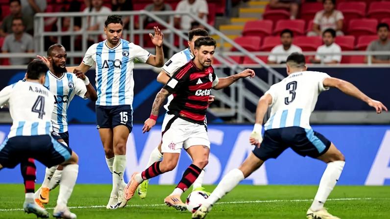 Arrascaeta em ação pelo Flamengo contra o Pyramids pela Copa Intercontinental (Foto: Gilvan de Souza/Flamengo)