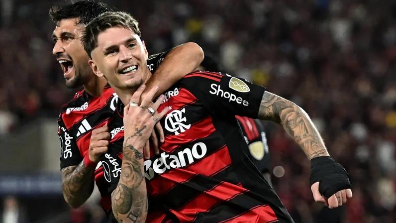 Varela e Arrascaeta comemoram gol pelo Flamengo contra o Estudiantes na Libertadores (Foto: Alexandre Brum/Agencia Enquadrar/Gazeta Press)