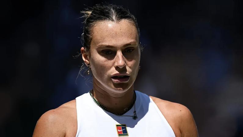 Aryna Sabalenka em partida contra Amanda Anisimova nas semifinais de Wimbledon (foto: Kirill KUDRYAVTSEV / AFP)
