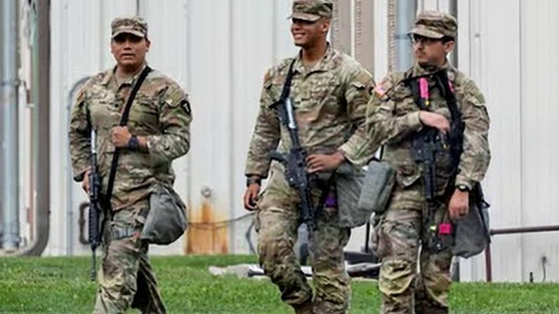 Soldados de la Guardia Nacional patrullan las calles de Chicago.
