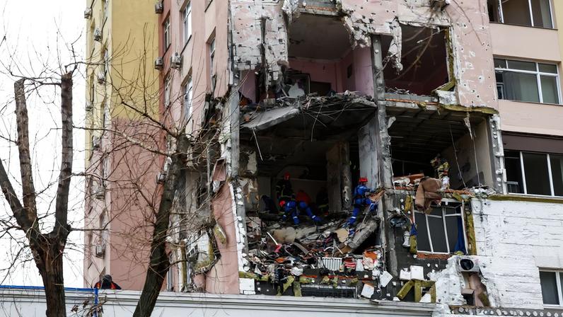 Firefighters work at the site of an apartment building hit during Russian missile and drone strikes, amid Russia’s attack on Ukraine in Kyiv, Ukraine December 27, 2025. REUTERS/Valentyn Ogirenko