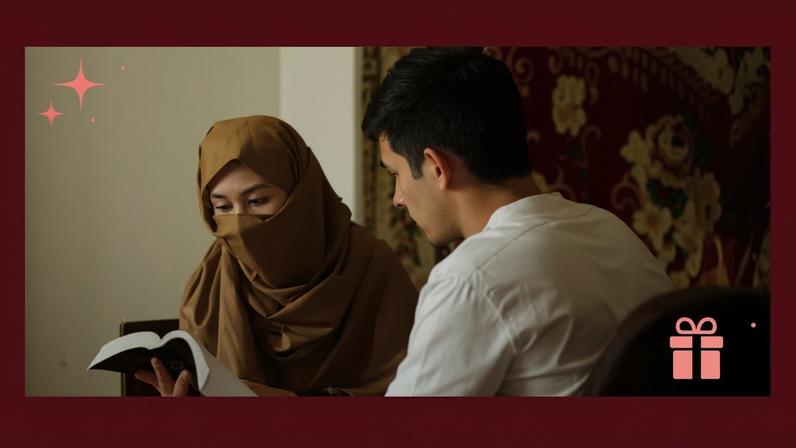 Mulher de hijab e jovem leem a Bíblia