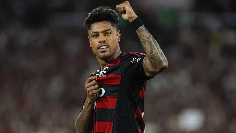 Bruno Henrique do Flamengo comemora seu gol durante partida contra o Bragantino