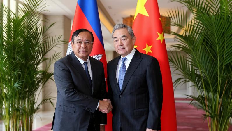 Chinese Foreign Minister Wang Yi shakes hands with Cambodian Deputy Prime Minister and Foreign Minister Prak Sokhonn, in Yuxi, Yunnan province, China December 28, 2025. cnsphoto via REUTERS