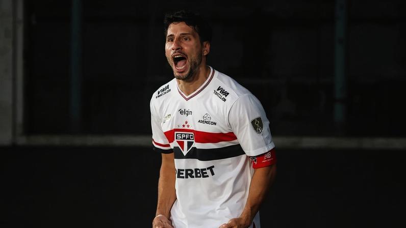 (Foto: Rubens Chiri / São Paulo FC) Calleri sofreu uma ruptura no LCA do joelho