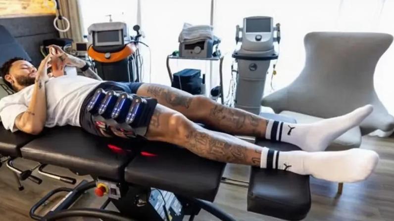 Neymar utiliza aparelhos da empresa que tem CR7 como sócio (Foto: Reprodução Internet)