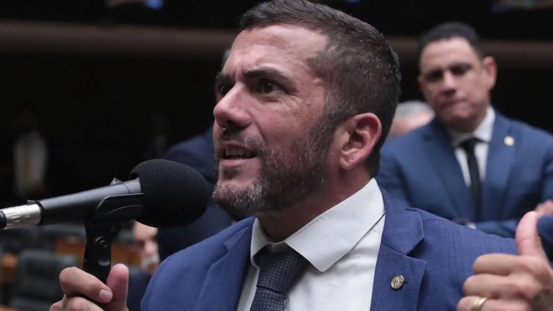 Deputado Carlos Jordy afirmou que já tem assinaturas suficientes para CPMI do Master, mas quer ter gordurinha até protocolar pedido (Foto: Bruno Spada/Câmara dos Deputados)