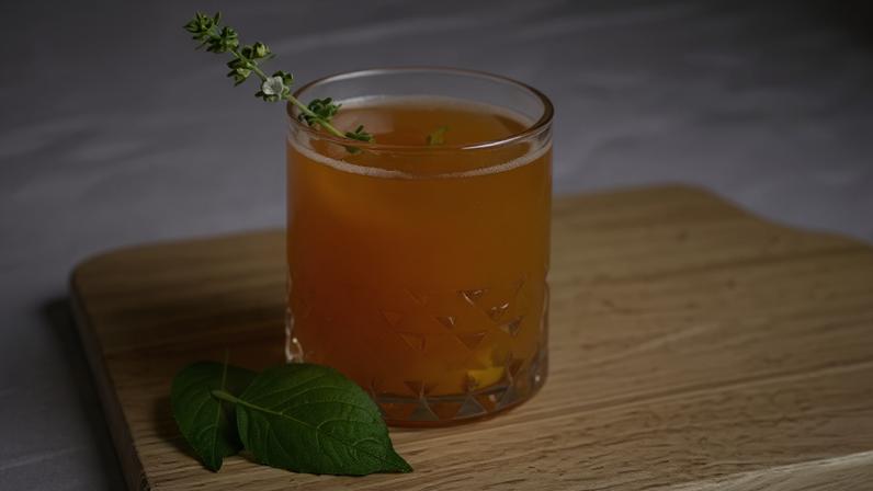 Chá gelado de pêssego e manjericão (Imagem: Tran Thu Hang | Shutterstock)