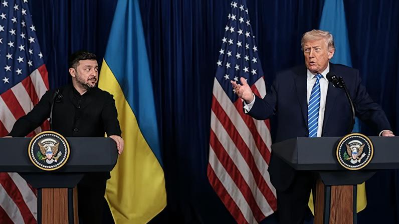 Rueda de prensa de los presidentes de Ucrania y EE UU, Volodímir Zelenski y Donald Trump, este domingo en Florida.