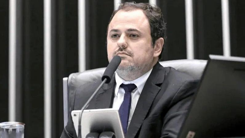 Deputado federal Glauber Braga (PSOL-RJ) foi retirado da mesa diretora da Câmara após se negar a ceder a Presidência.