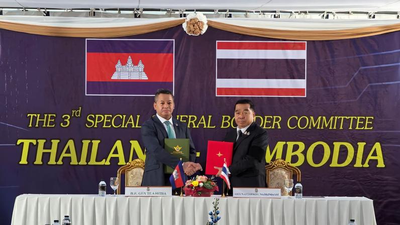 Cambodia's Defence Minister Tea Seiha and Thailand's Defence Minister Natthaphon Narkphanit pose with documents during a special General Border Committee (GBC) meeting at a border checkpoint, in Chanthaburi province, Thailand, December 27, 2025. Agence Kampuchea Press/Handout via REUTERS