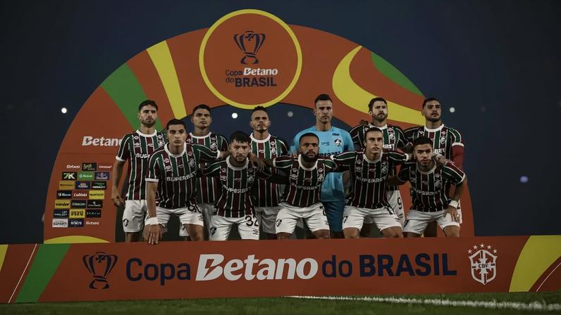 Elenco do Fluminense perfilado antes de jogo de volta de semifinal da Copa do Brasil