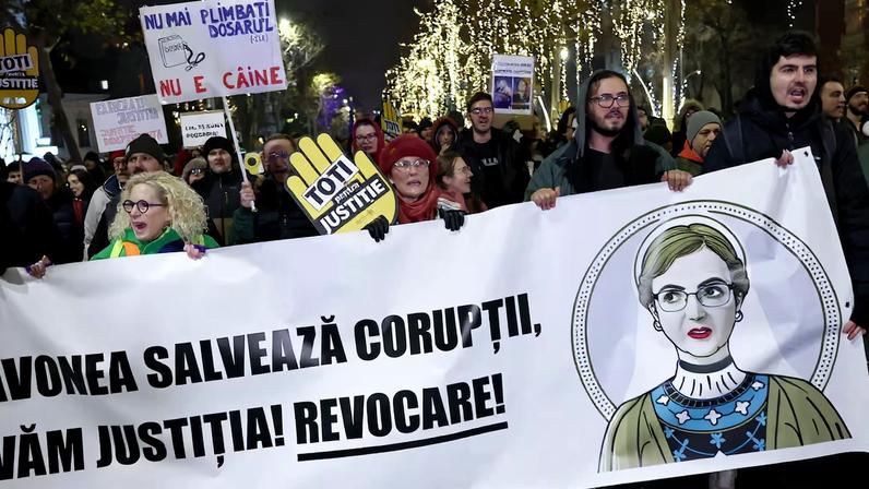 Una persona sostiene una figura de Lia Savonea, antigua presidenta del Consejo Superior de la Magistratura, en una protesta en Bucarest este lunes.
