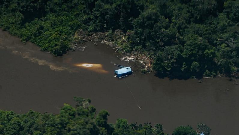 On a small airplane, José Manuyama, a professor, frowns and shakes his head with anguish while thousands of feet below, five dredges operated by illegal miners excavate the Nanay River Basin, in the Loreto region in the Peruvian Amazon. “They are like enormous leeches in the water,” said Manuyama. The plane has begun its second hour of the flyover above the Nanay River and, so far, the people on board have seen about 40 dredges. The Nanay is surrounded by shiny riverbanks with an ochre hue, a result of the mercury used by the illegal miners to separate gold particles from other sediments. River mining is prohibited by Peruvian law.