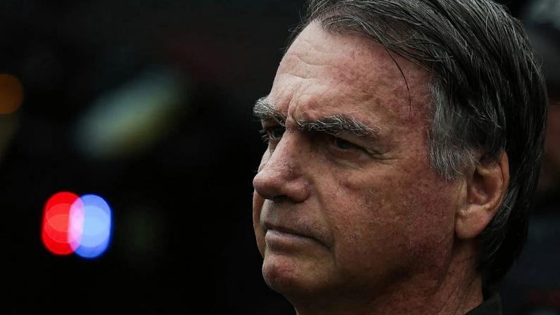 Bolsonaro, fotografado ao deixar o hospital DF Star em setembro de 2025: crises de soluço. (Foto: Fabio Rodrigues-Pozzebom/ Agência Brasil)