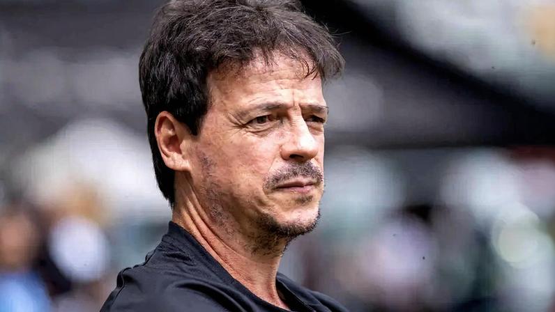 Fernando Diniz à beira do campo durante último jogo do Vasco no Brasileirão (Foto: Fernando Moreno / Agif / Gazeta Press)
