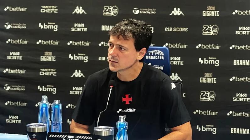 Fernando Diniz em entrevista coletiva após vitória sobre o Fluminense (Foto: Pedro Cobalea / Lance!)