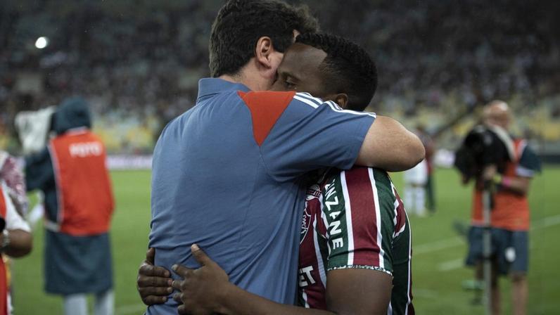 Fernando Diniz e Jhon Arias se abraçam nos tempos de Fluminense (Foto: Delmiro Junior / Photo Premium / Gazeta Press)