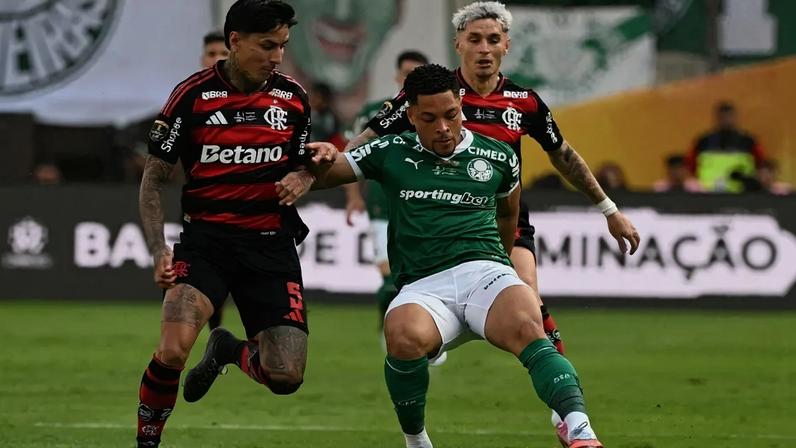 Pulgar e Vitor Roque na final da Libertadores entre Palmeiras e Flamengo (Foto: Luis ACOSTA / AFP)