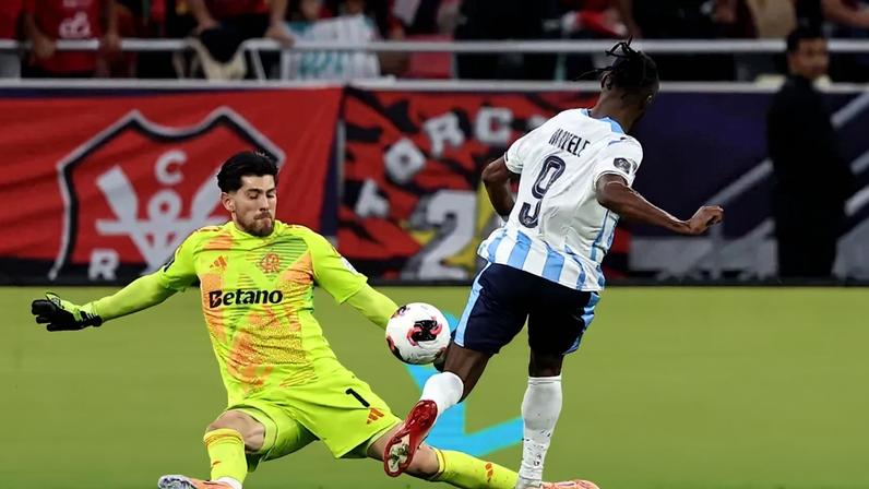 Rossi defende melhor chance do Pyramids • Mohamed Farag - FIFA/FIFA via Getty Images