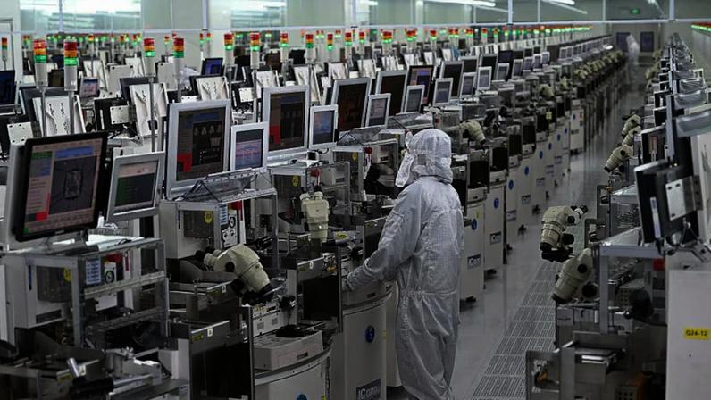 China busca reduzir dependência da Nvidia com pacote de até US$ 70 bi a setor de chips | Governo continuará a apoiar empresas como a Huawei e a Cambricon Technologies, mesmo depois que o governo Trump aprovou a venda de chips da Nvidia para a China (STR)
