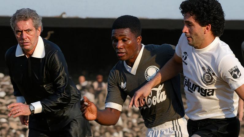 Gérson Caçapa em ação pelo Palmeiras no fim dos anos 1980, época em que se firmou como volante de marcação e alta intensidade. (Foto: Acervo/Gazeta Press)