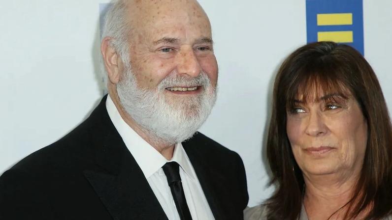 Policiais durante investigação na casa do ator e diretor de Hollywood, Rob Reiner, em Los Angeles • Mario Tama/Getty Images