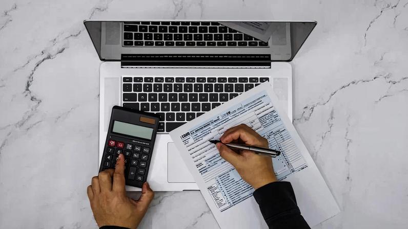 2 - Desistir do crédito consignado em 7 diasO direito ao arrependimento do crédito consignado é outra grande inovação para proteção dos consumidores endividados, em especial dos idosos. “Muitos aposentados contratam crédito consignado sem entender os detalhes dessa concessão. E depois, já com dívidas, iniciam um processo burocrático para cancelar este crédito”, explica Farid.Se sancionado pelo presidente, o projeto prevê que todos os aposentados e pensionistas terão direito de desistir do crédito consignado em até sete dias, contados a partir da data de recebimento do contrato, sem necessidade de indicar o motivo da decisão.