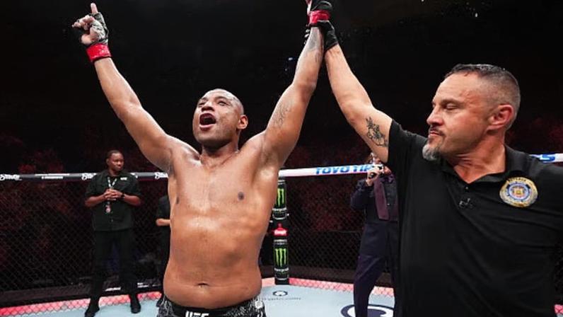 Cesar Almeida comemora após a vitória sobre Dylan Budka no UFC Vegas 90, em abril de 2024 (Jeff Bottari/Zuffa LLC)