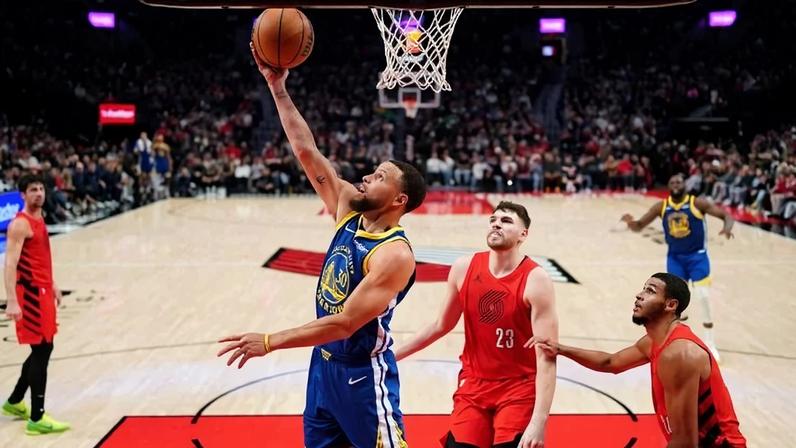 O Golden State Warriors de Stephen Curry (de azul, com a bola) agora vale US$ 11 bilhões, tendo se valorizado 6.448% desde 2000.