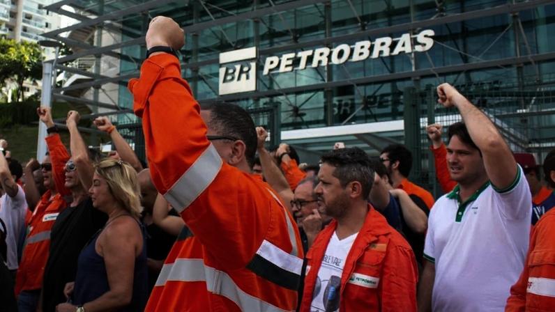 Trabalhadores da Petrobras aprovam greve a partir de segunda