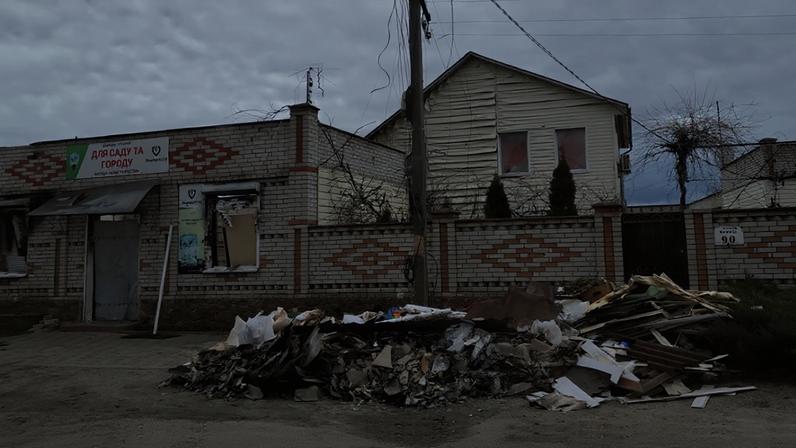 Terra arrasada. Nos arredores de Kiev, casas destruídas, restos de mísseis e a lembrança das vítimas do exército russo – Imagem: Vitor Hugo Burko
