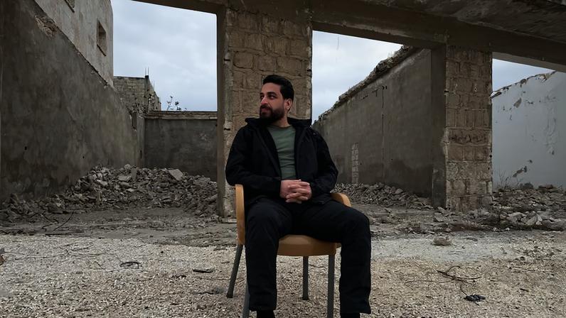 Ghazi Mohammed (segundo por la derecha), tras ser liberado de la cárcel de la base aérea de Mezzeh, en Damasco, el 9 de diciembre de 2024, en una captura del vídeo que se volvió viral.