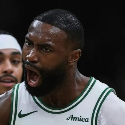 Jaylen Brown recebe prêmio da NBA após igualar recorde