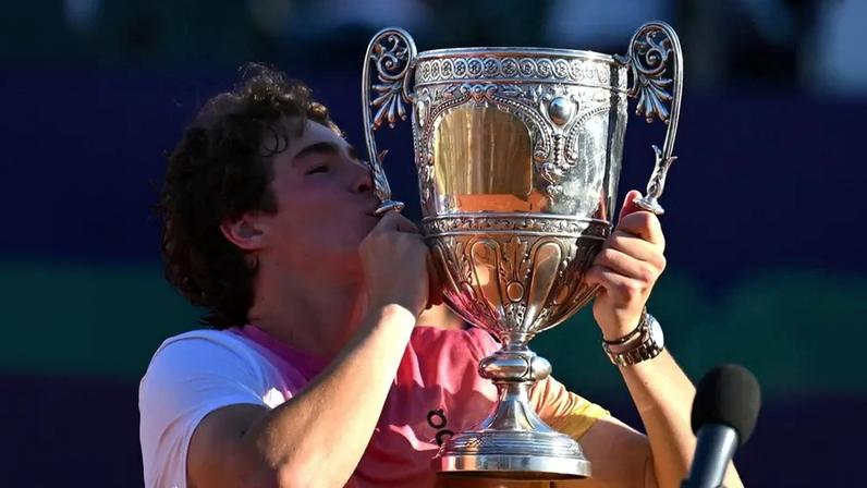 João Fonseca com a taça do ATP de Buenos Aires (foto: Luis ROBAYO / AFP)