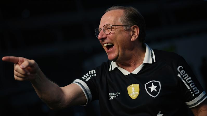 John Textor, dono da SAF do Botafogo, aponta e dá risada durante jogo contra o Corinthians (Foto: Thiago Ribeiro / Agif / Gazeta Press)