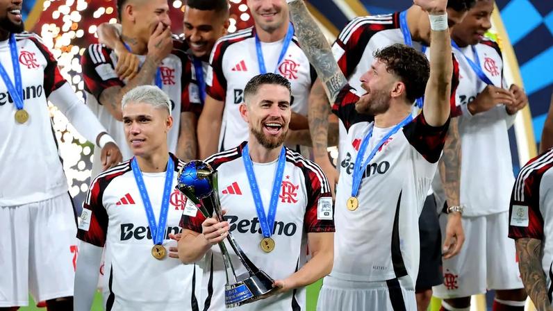 Jorginho, do Flamengo, com troféu do Derby das Américas (Foto: Karim Jaafar / AFP)