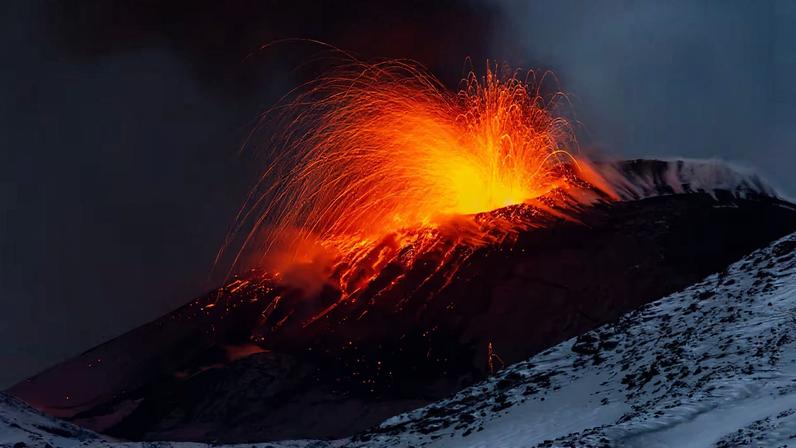 La actividad explosiva se concentra en el cráter noreste del monte Etna, mientras continúa la erupción que comenzó el 24 de diciembre, en Sicilia, Italia.