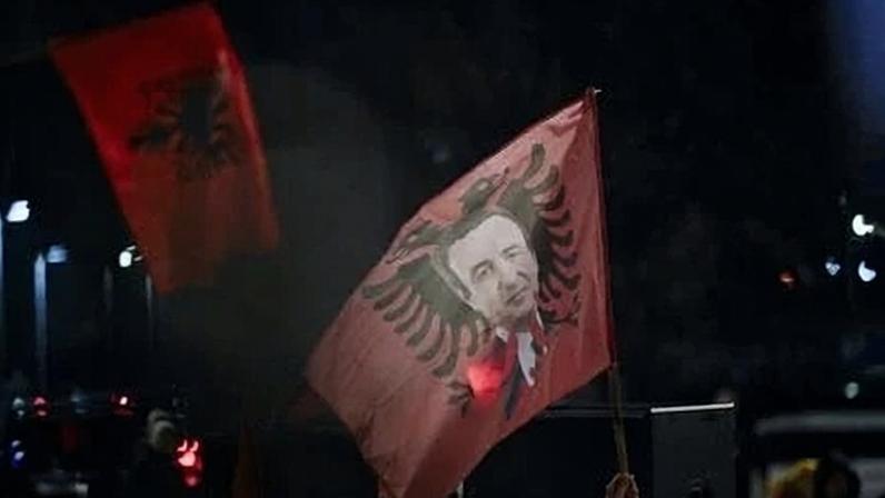 Um homem agita uma bandeira com o rosto do premiê do Kosovo, Albin Kurti, em 9 de fevereiro de 2025, após as eleições. Foto: Armend Nimani/AFP
