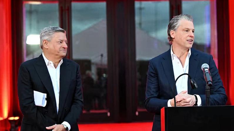 CEOs da Netflix dizem que manterão cinemas e empregos na compra da Warner | Greg Peters e Ted Sarandos tentam acalmar preocupações do setor sobre acordo de aquisição da Warner