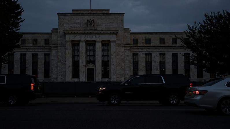 Em decisão dividida, Fed reduz juros pela terceira vez consecutiva | Sede do Fed em Washington: Desde setembro de 2024, o Fed já acumulou cortes de 1,5 ponto percentual em sua taxa básica. (Foto: Graeme Sloan/Bloomberg) (Bloomberg/Graeme Sloan)