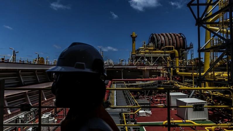 Produção de petróleo do Brasil se recupera depois que interrupções em plataformas |Plataforma da Petrobras: produção diária brasileira caiu cerca de 8%, para uma média de 3,696 milhões de barris em novembro, segundo cálculos da Bloomberg. (Foto: Dado Galdieri/Bloomberg)(Bloomberg/Dado Galdieri)