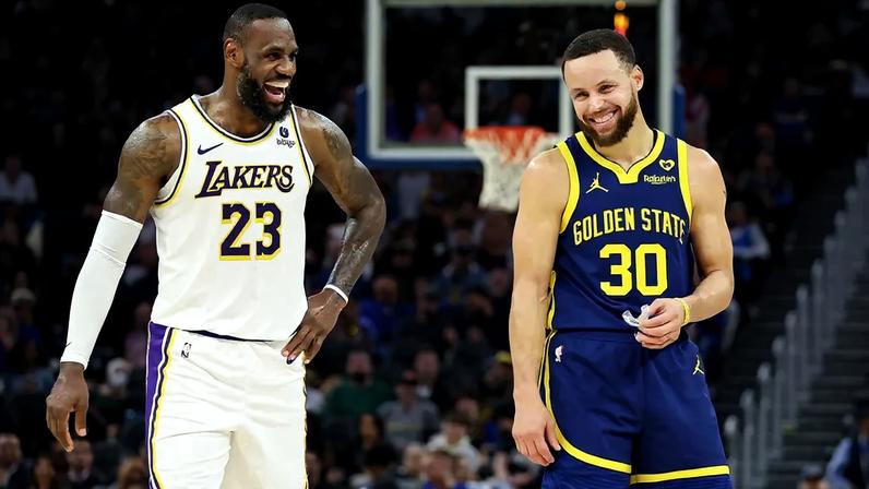 LeBron James e Stephen Curry durante jogo entre Los Angeles Lakers e Golden State Warriors, pela NBA (Foto: Ezra Shaw/AFP)