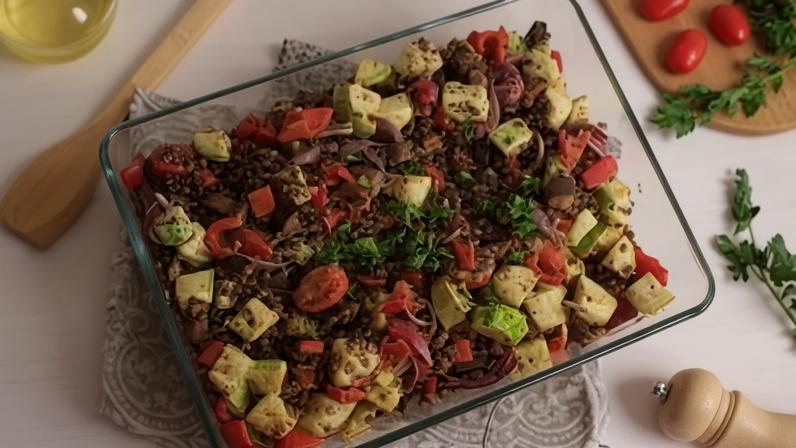 Lentilha assada com vegetais (Imagem: Elena M. Tarasova | Shutterstock)